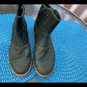 AHNU OCTAVIA Ankle Boot Green Leather Size 9. Like New